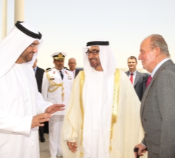 Su Majestad el Rey es despedido por Su Alteza el Jeque Mohammed bin Zayed Al Nahyan, Príncipe Heredero de Abu Dhabi, así como por Sultan Ahmed Al Jabe